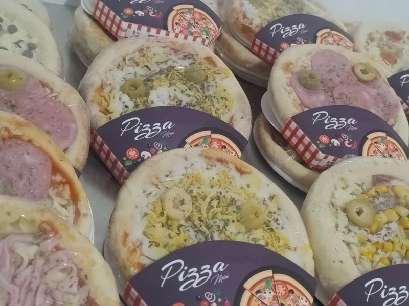 Mini pizzas embaladas com a embalagem da marca