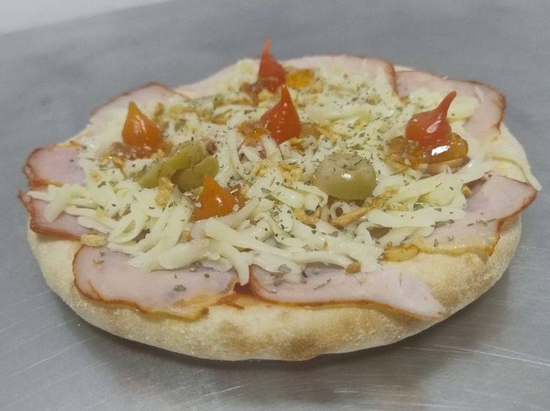 Mini pizza com presunto, queijo, azeitonas e pimenta biquinho